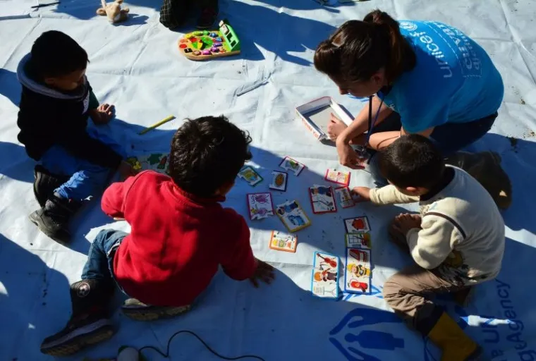 U zimskom tranzitnom centru za migrante u Slavonskom Brodu proradila je i dječja igraonica, a lijepo i sunčano vrijeme idealno je za igru, dok se čeka vlak za daljnji nastavak putovanja.