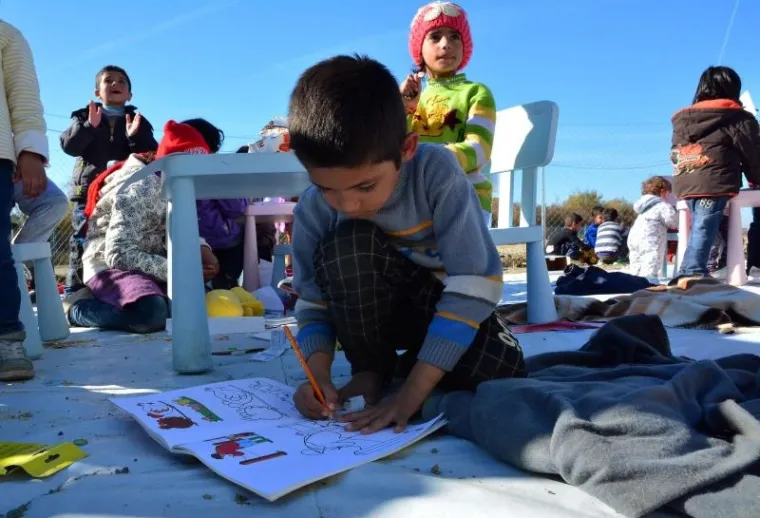 U zimskom tranzitnom centru za migrante u Slavonskom Brodu proradila je i dječja igraonica, a lijepo i sunčano vrijeme idealno je za igru, dok se čeka vlak za daljnji nastavak putovanja.