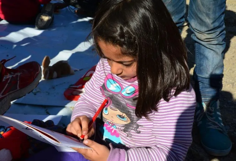 U zimskom tranzitnom centru za migrante u Slavonskom Brodu proradila je i dječja igraonica, a lijepo i sunčano vrijeme idealno je za igru, dok se čeka vlak za daljnji nastavak putovanja.