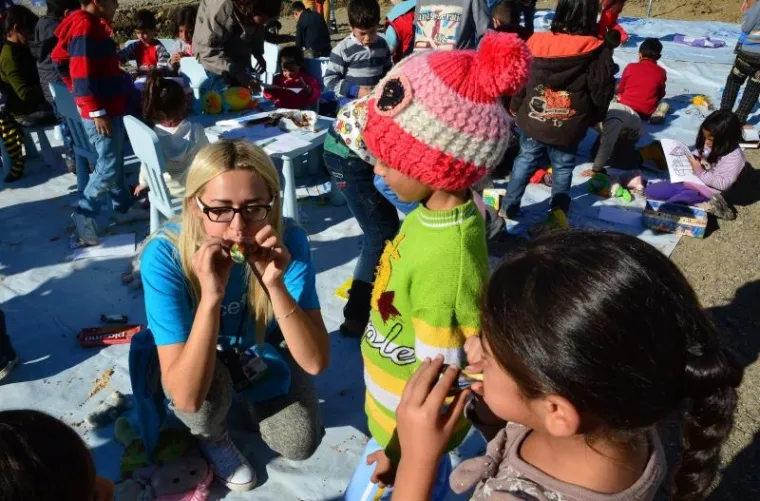 U zimskom tranzitnom centru za migrante u Slavonskom Brodu proradila je i dječja igraonica, a lijepo i sunčano vrijeme idealno je za igru, dok se čeka vlak za daljnji nastavak putovanja.