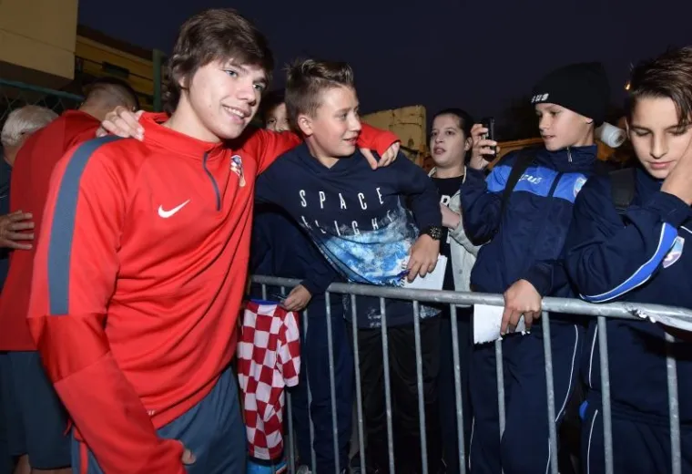 MLADI VATRENI ODUŠEVILI NAJMLAĐE: Pogledajte atmosferu koja je vladala na Šubićevcu
