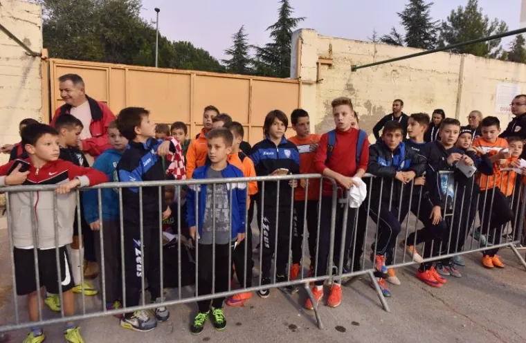 MLADI VATRENI ODUŠEVILI NAJMLAĐE: Pogledajte atmosferu koja je vladala na Šubićevcu