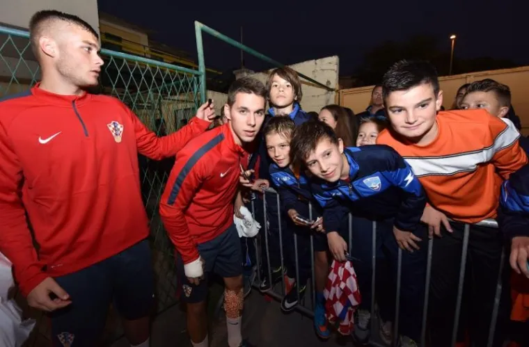 MLADI VATRENI ODUŠEVILI NAJMLAĐE: Pogledajte atmosferu koja je vladala na Šubićevcu