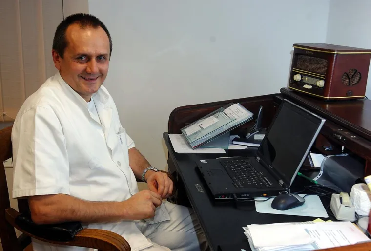 Rođen je 1965. u Žeravcu kod Dervente u Bosni i Hercegovini. Studirao je u Bonjoj Luci, a potom i na Medicinskom fakultetu u Zagrebu.