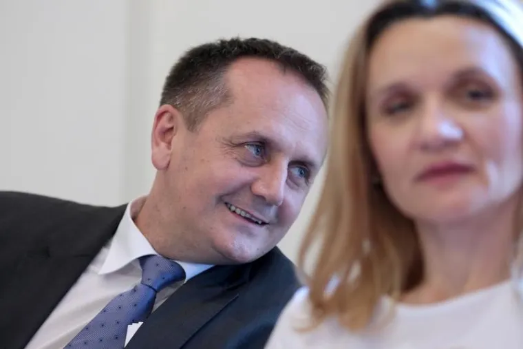 Za sebe inače kaže da je dragovoljac Domovinskog rata te da ima četiri godine i tri i pol mjeseca braniteljskog staža.