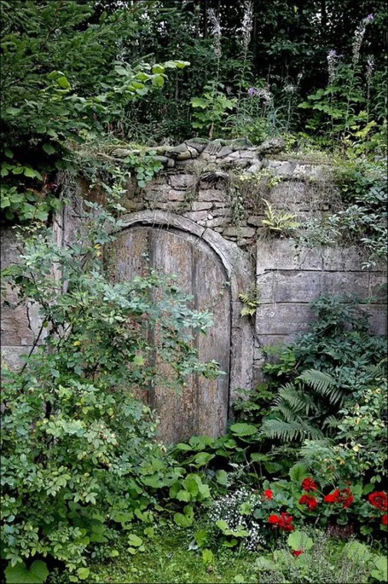 Poku&scaron;ao sakriti gole žene u &scaron;umi, možete li ih uočiti?