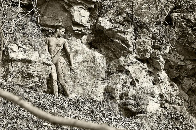 Poku&scaron;ao sakriti gole žene u &scaron;umi, možete li ih uočiti?