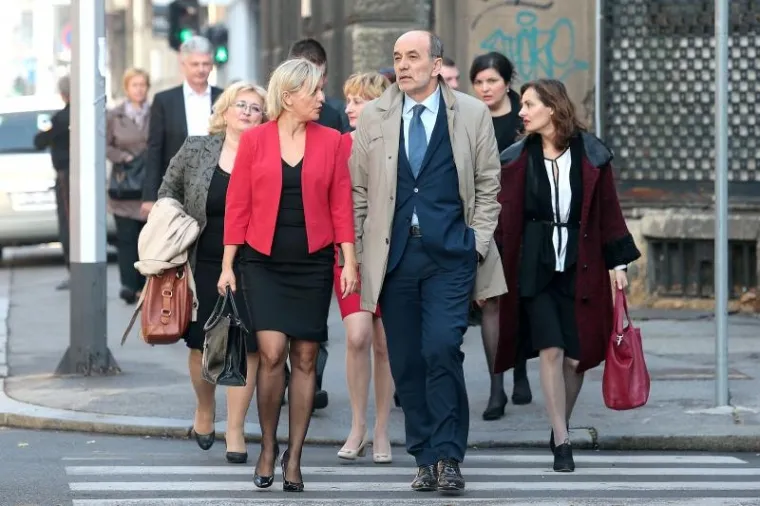 19 zastupnika Mosta nezavisnih lista stiglo je u sredi&scaron;njicu u Zagrebu. Očekuje se da će donijeti dogovor o početku pregovora o formiranju parlamentarne većine s jednim od dva koalicijska bloka.