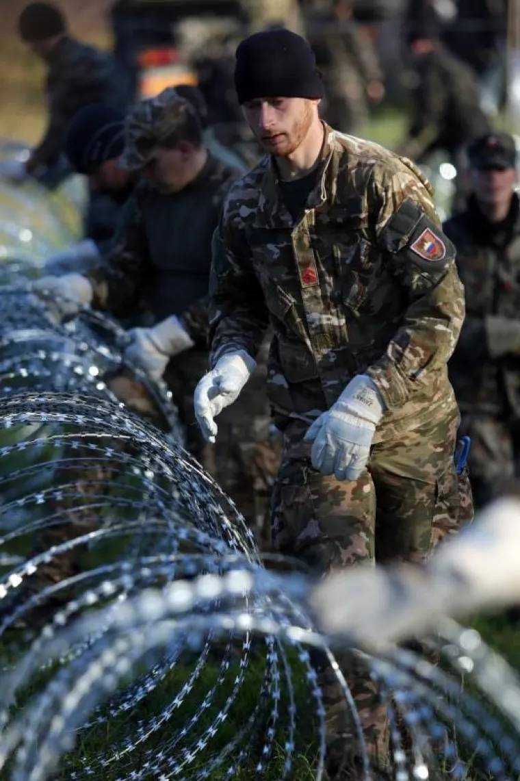OFENZIVA U SLOVENIJI: Vojnici po granici naveliko razvlače žicu