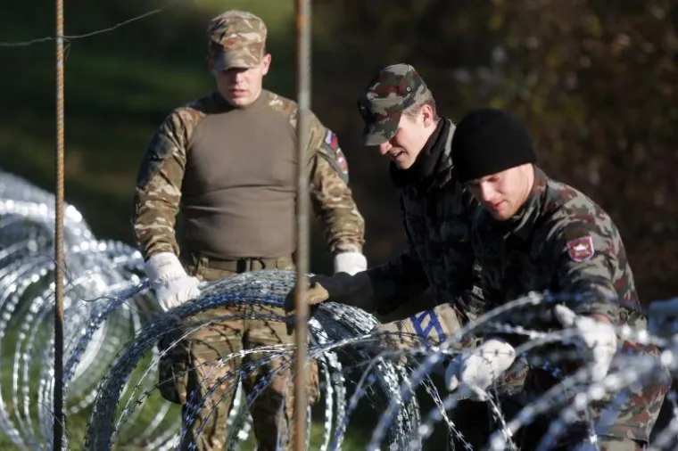 Slovenska vojska i policija u srijedu ujutro su žicu najprije počele postavljati uz Sutlu kod mjesta Veliki Obrež nedaleko graničnog prijelaza Harmica i s obje strane graničnog prijelaza Gibine u blizini Svetog Martina na Muri, javljaju slovenski mediji koji su objavili i prve fotografije rastezanja kolutova bodljikave žice.