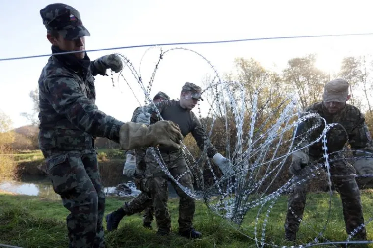 OFENZIVA U SLOVENIJI: Vojnici po granici naveliko razvlače žicu