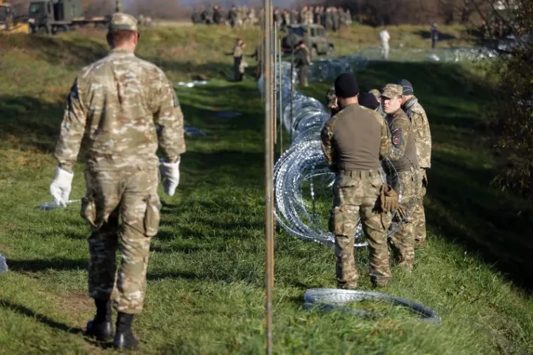 OFENZIVA U SLOVENIJI: Vojnici po granici naveliko razvlače žicu
