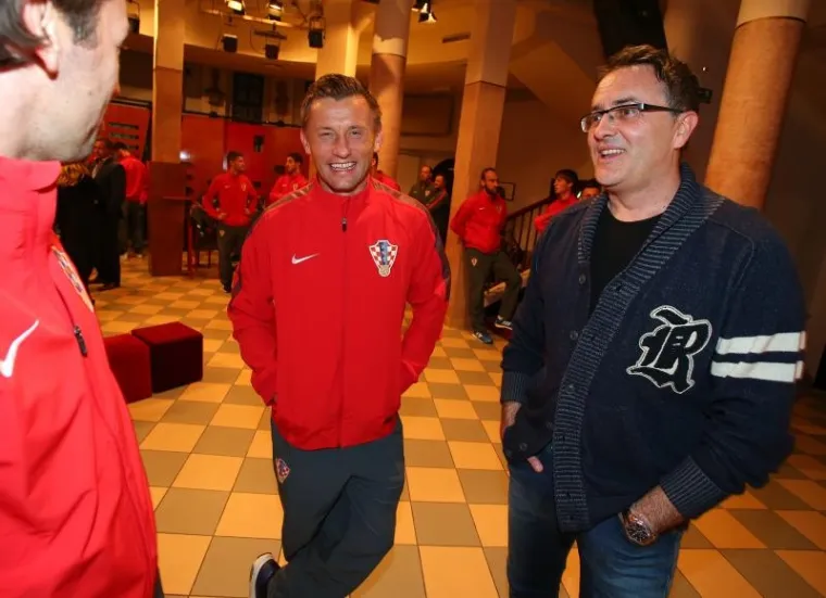 MANDŽO JARANE, MOŽE SELFI: Onaj trenutak kad Vatreni dođu u kazalište