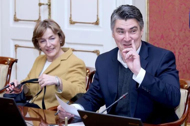 Izuzetno dobro raspoloženi ministri vrijeme prije početka sjednice Vlade proveli su međusobno si čestitajući na rezultatima izbora.