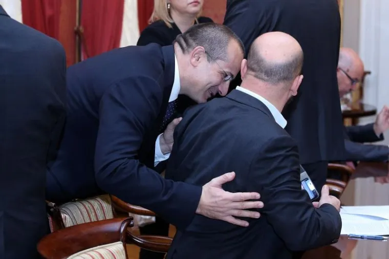 Izuzetno dobro raspoloženi ministri vrijeme prije početka sjednice Vlade proveli su međusobno si čestitajući na rezultatima izbora.