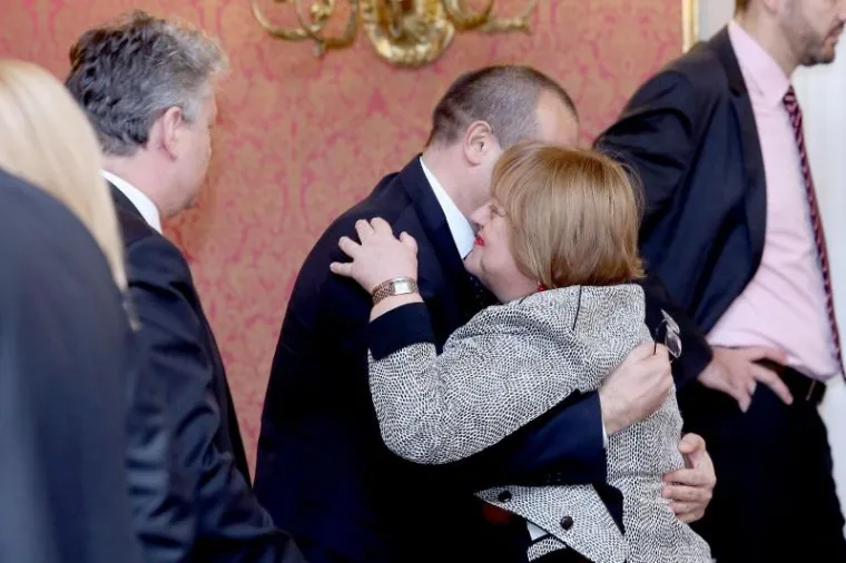 Izuzetno dobro raspoloženi ministri vrijeme prije početka sjednice Vlade proveli su međusobno si čestitajući na rezultatima izbora.