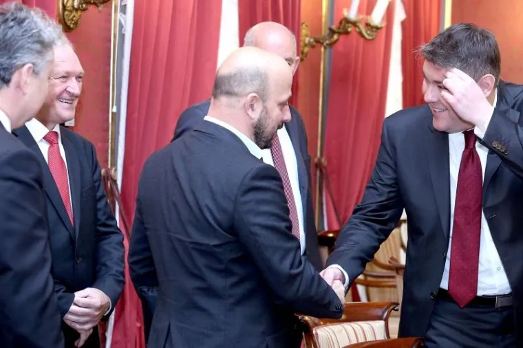 Izuzetno dobro raspoloženi ministri vrijeme prije početka sjednice Vlade proveli su međusobno si čestitajući na rezultatima izbora.