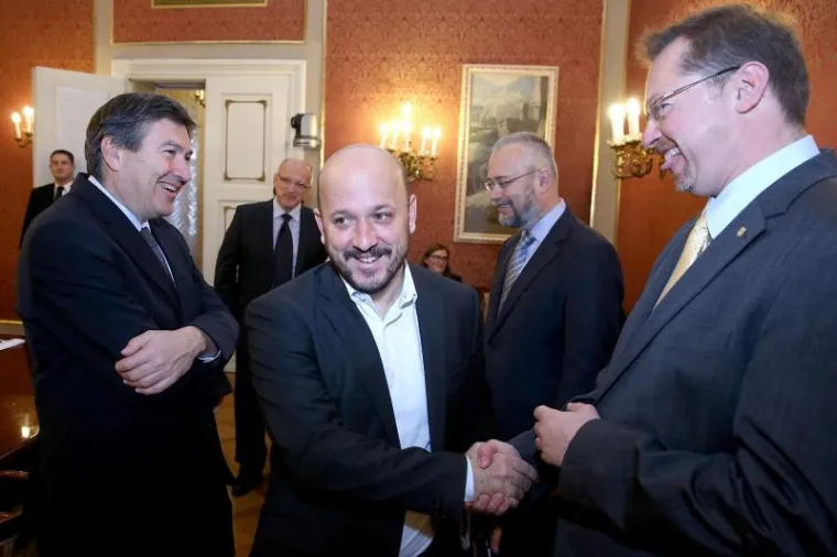 Izuzetno dobro raspoloženi ministri vrijeme prije početka sjednice Vlade proveli su međusobno si čestitajući na rezultatima izbora.