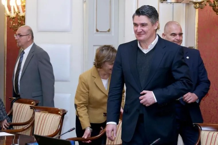 Izuzetno dobro raspoloženi ministri vrijeme prije početka sjednice Vlade proveli su međusobno si čestitajući na rezultatima izbora.