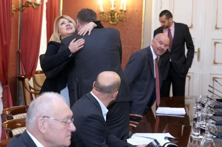 Izuzetno dobro raspoloženi ministri vrijeme prije početka sjednice Vlade proveli su međusobno si čestitajući na rezultatima izbora.