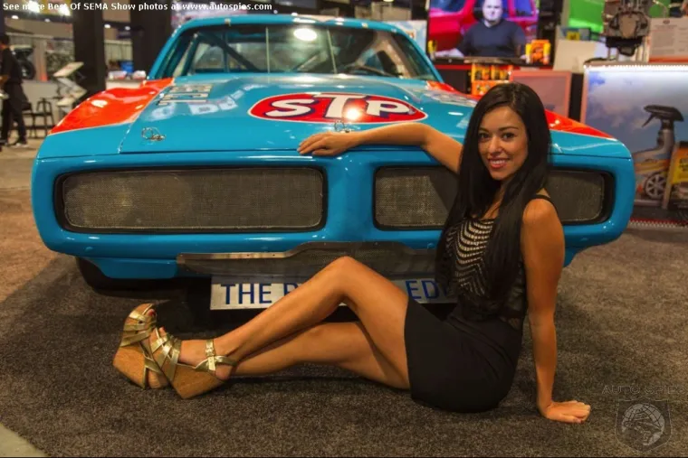 Kao i na svakom sajmu automobila, a naročito na ovom, nije nedostajalo hostesa koje su plijenile pažnju. Na ovaj ili onaj način. Pritom zahvaljujemo ekipi s Carscoop.com i Autospies.com portala koji su obišli cijeli sajam.