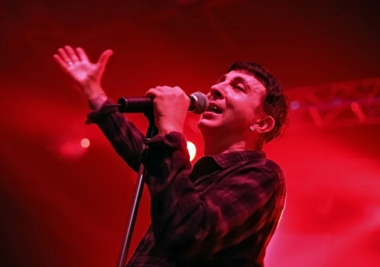 "Hvala! Thank you!", zahvaljivao je pjevač na ovacijama.