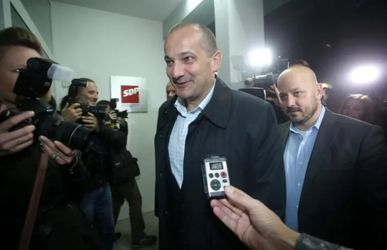 U središnjici SDP-a sastao se Klub zastupnika te su prikupljeni potpisi svih na koje SDP računa u Saboru.