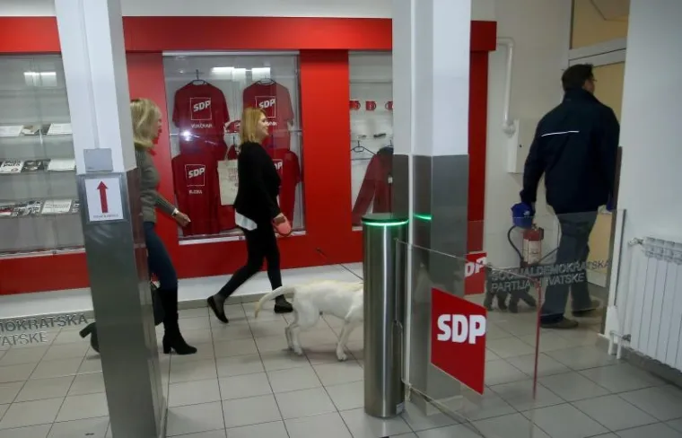 KRENUO LOV NA ZASTUPNIKE: SDP-ovci se okupili u središnjici