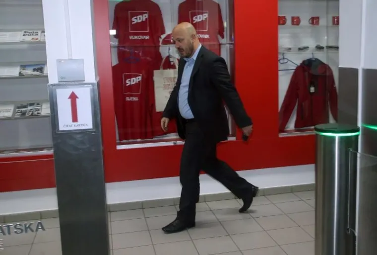 KRENUO LOV NA ZASTUPNIKE: SDP-ovci se okupili u središnjici