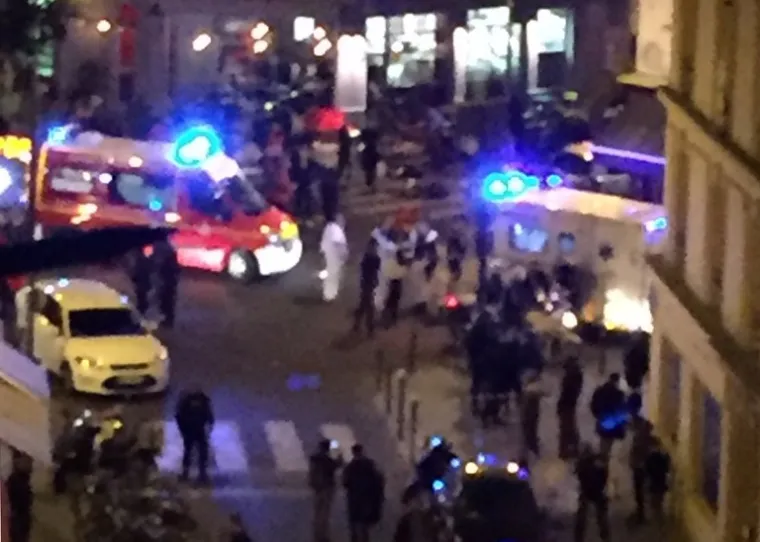 Tri su napadača ubijena, dva su se raznijela bombom u krvavom, koordiniranom napadu na Pariz 13. studenog 2015. U sedam gotovo istovremenih napada ubijeno je više od 140 ljudi, nedužnih civila.  U dvorani Bataclan ubijeno je 100 ljudi koji su došli na koncert popularne američke grupe.Ostalih 40 ubijeni su na drugim lokacijama u gradu. Aktivirana je i vojska.