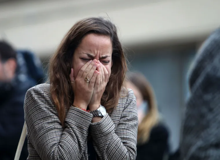 Francuska zavijena u crno, građani ostavljaju cvijeće i pale svijeće za žrtve krvavog napada