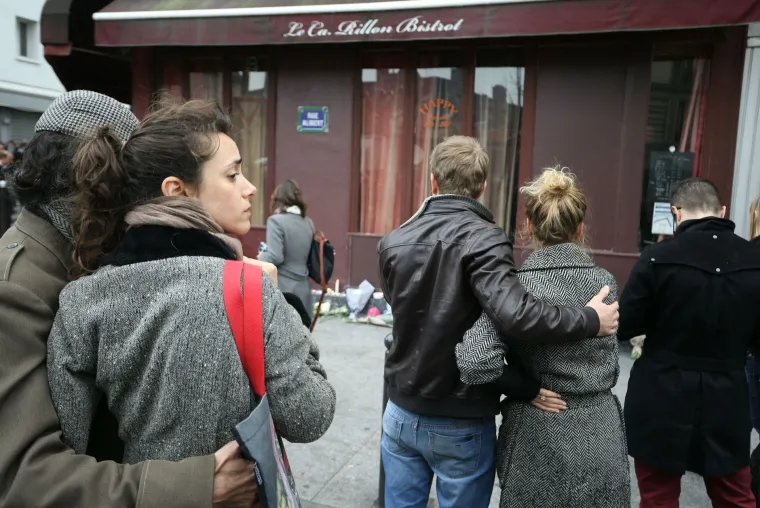 Francuska zavijena u crno, građani ostavljaju cvijeće i pale svijeće za žrtve krvavog napada