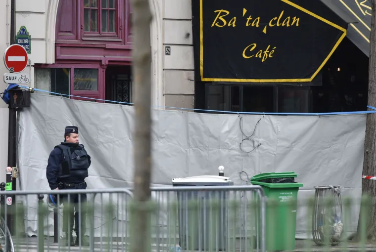 Francuska zavijena u crno, građani ostavljaju cvijeće i pale svijeće za žrtve krvavog napada