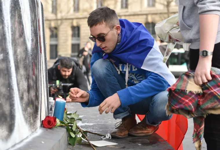 Francuska zavijena u crno, građani ostavljaju cvijeće i pale svijeće za žrtve krvavog napada