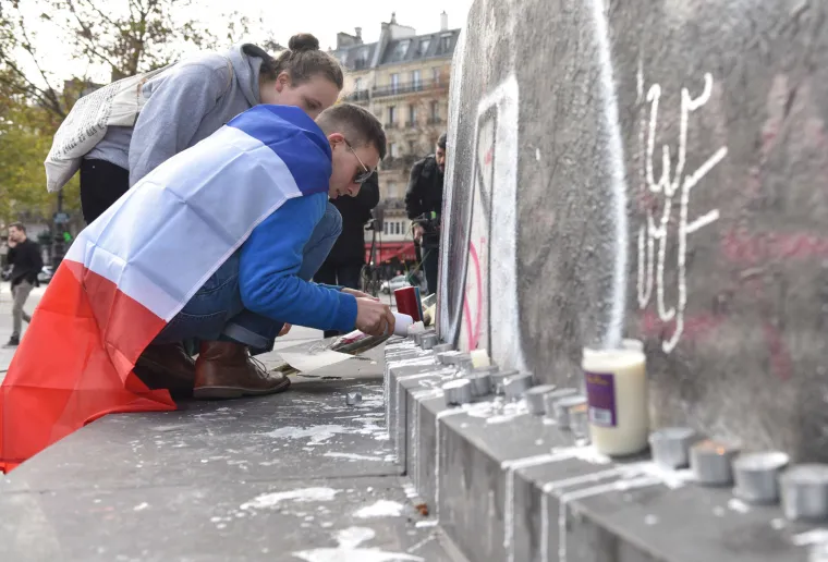 Francuska zavijena u crno, građani ostavljaju cvijeće i pale svijeće za žrtve krvavog napada