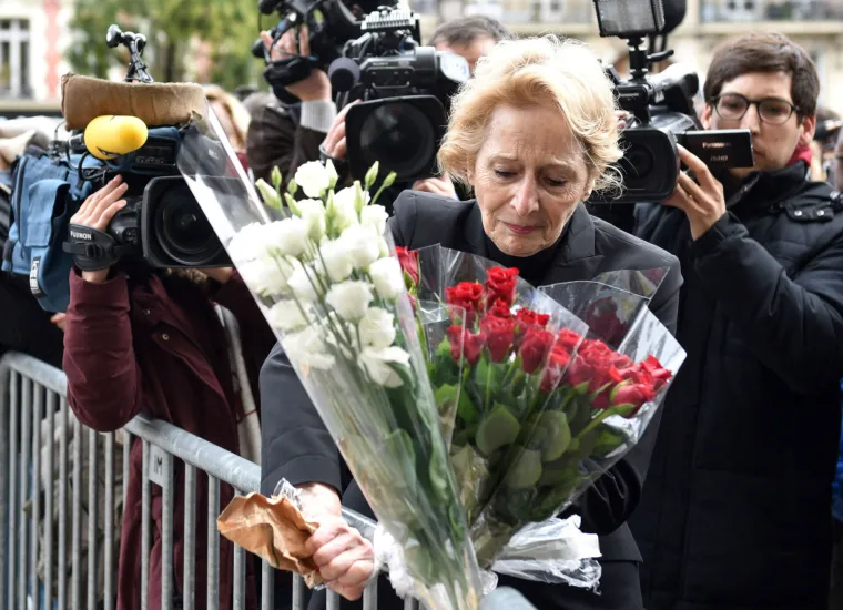 Francuska zavijena u crno, građani ostavljaju cvijeće i pale svijeće za žrtve krvavog napada