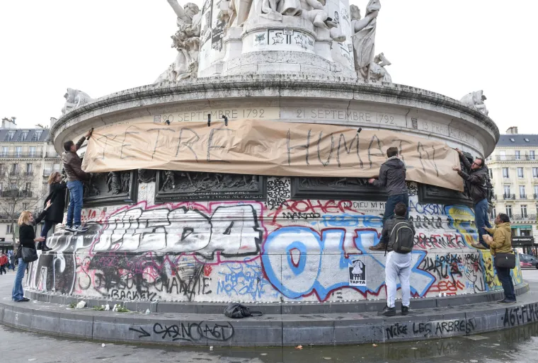 Francuska zavijena u crno, građani ostavljaju cvijeće i pale svijeće za žrtve krvavog napada
