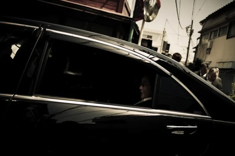 Neke od tradicija jakuza su odsijecanje prstiju kako bi dokazali iskrenost isprike, a bave se prodajom droge, kockom, iznudom i vrlo su brutalni u provođenju svojeg viđenja pravde i časti.