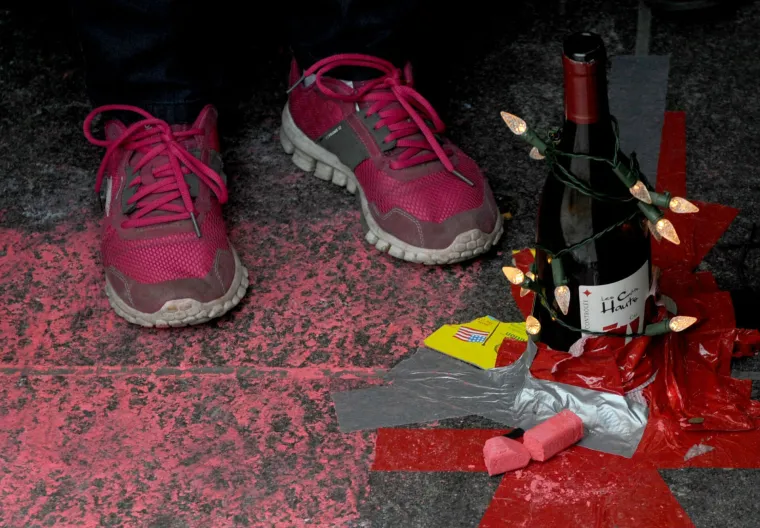 Svijet suosjeća s Parizom: simboli gradova u bojama  francuske zastave, cvijeće i svijeće za žrtve