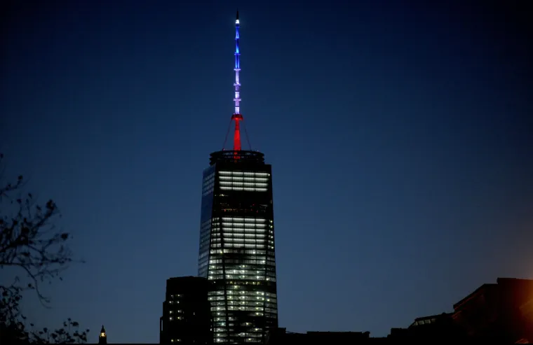 Svijet suosjeća s Parizom: simboli gradova u bojama  francuske zastave, cvijeće i svijeće za žrtve