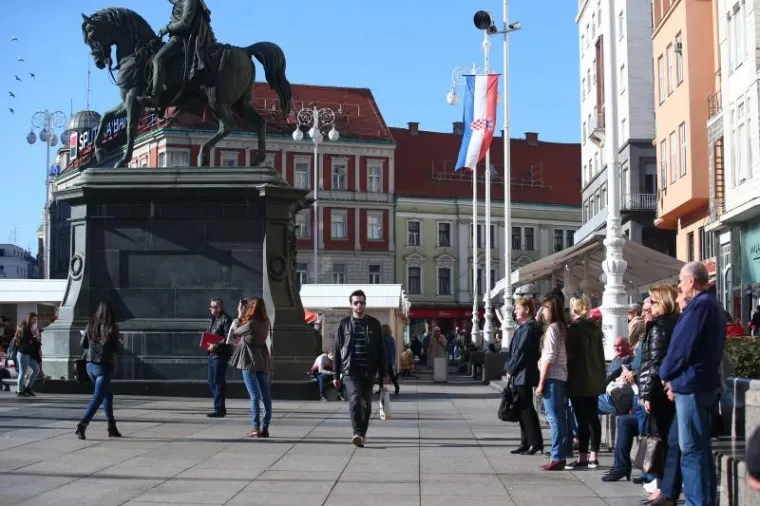 Minutom šutnje građani Zagreba odali su počast žrtvama terorističkih napada u Parizu.
