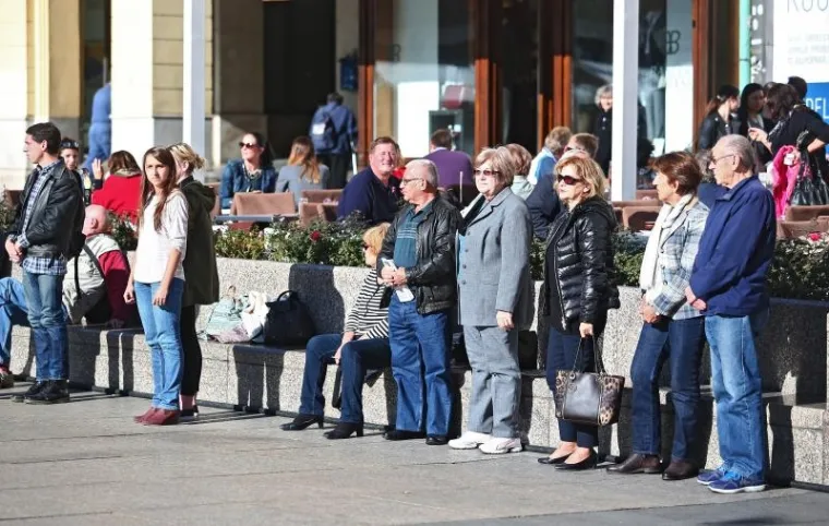 Minutom šutnje građani Zagreba odali su počast žrtvama terorističkih napada u Parizu.