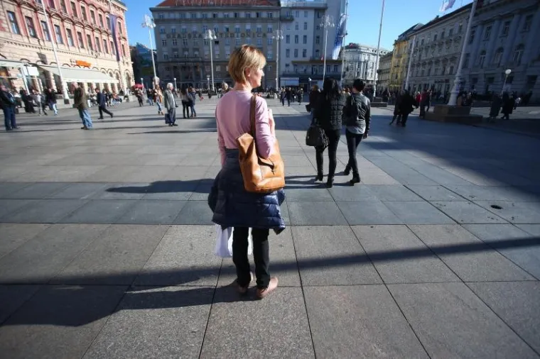 Minutom šutnje građani Zagreba odali su počast žrtvama terorističkih napada u Parizu.