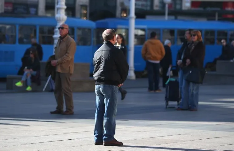 Minutom šutnje građani Zagreba odali su počast žrtvama terorističkih napada u Parizu.