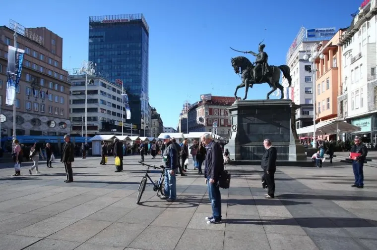 Hrvatska minutom šutnje odala počast poginulima u Parizu