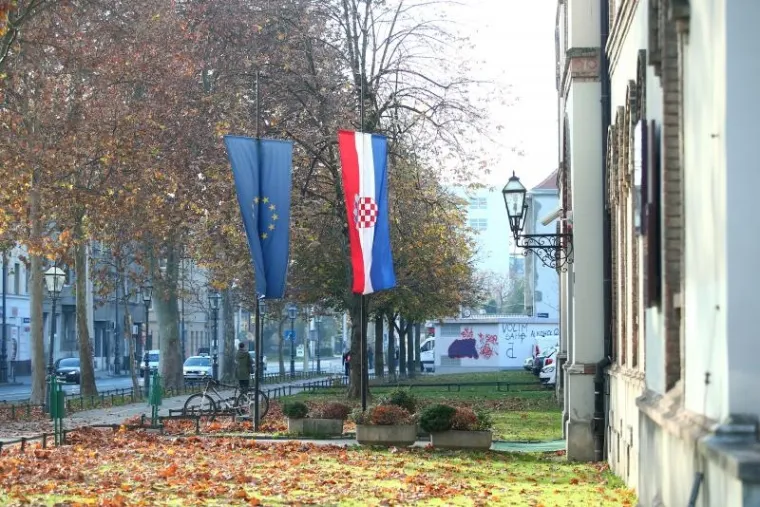 Hrvatska minutom šutnje odala počast poginulima u Parizu