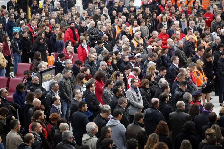 Francuska i Europa minutom šutnje odale počast žrtvama pariškog napada