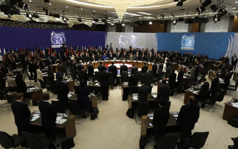 Francuska i Europa minutom šutnje odale počast žrtvama pariškog napada