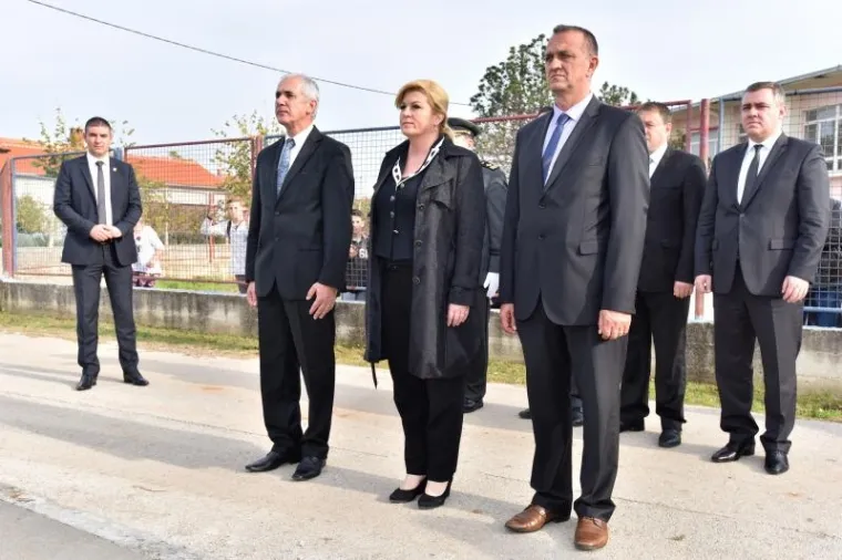 U Škabrnji se predsjednica susrela s čelnicima općine i obiteljima poginulih civila i branitelja.