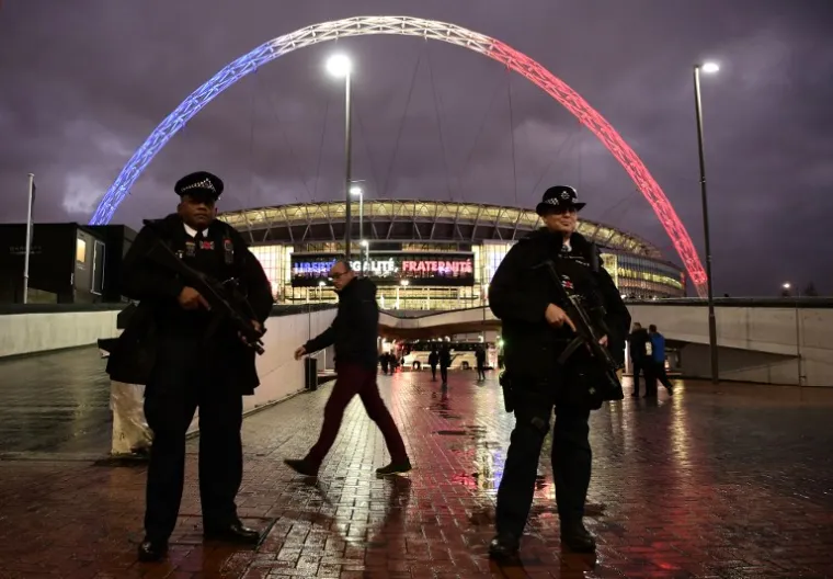 Pod neviđenim mjerama sigurnosti, četiri dana nakon terorističkih napada u Parizu, na londonskom se Wembleyju igra prijateljska utakmica između nogometnih reprezentacija Engleske i Francuske